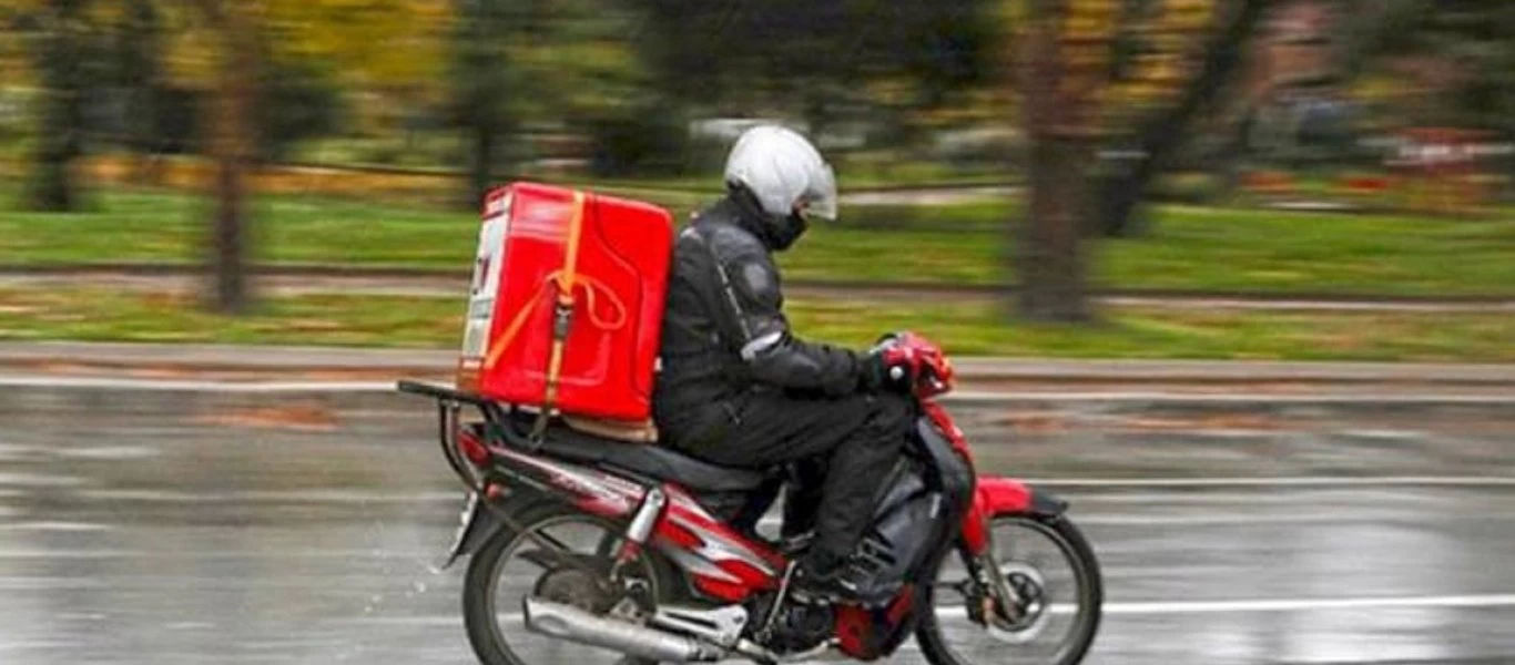 Ξεσπούν οι ντελιβεράδες: «Θα γίνουμε διανομείς κορωνοϊού αντί τροφίμων - Δουλεύουμε χωρίς τα απαραίτητα»